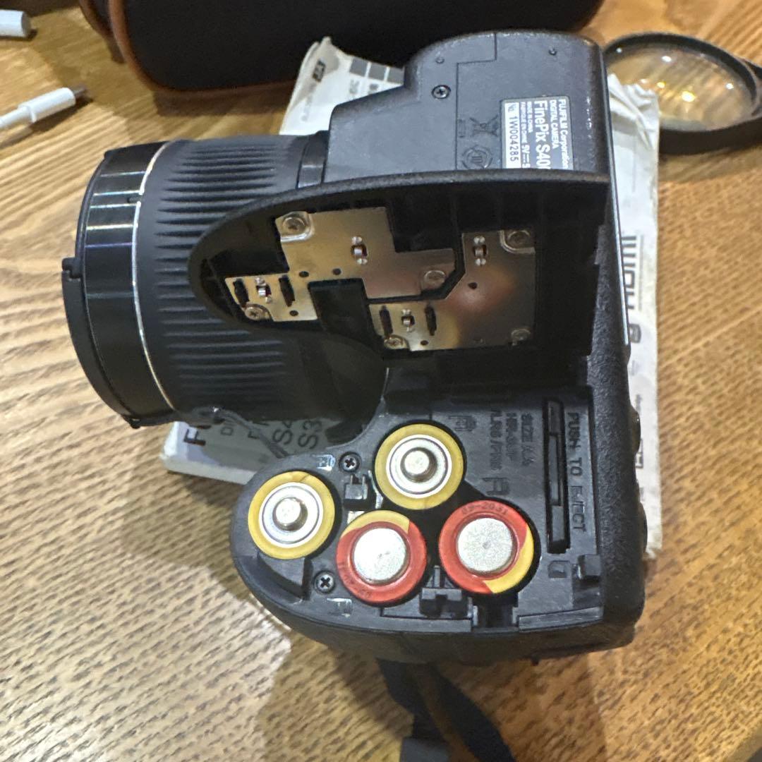 画像の製品は、富士フイルムのデジタルカメラFinePix S4000です。