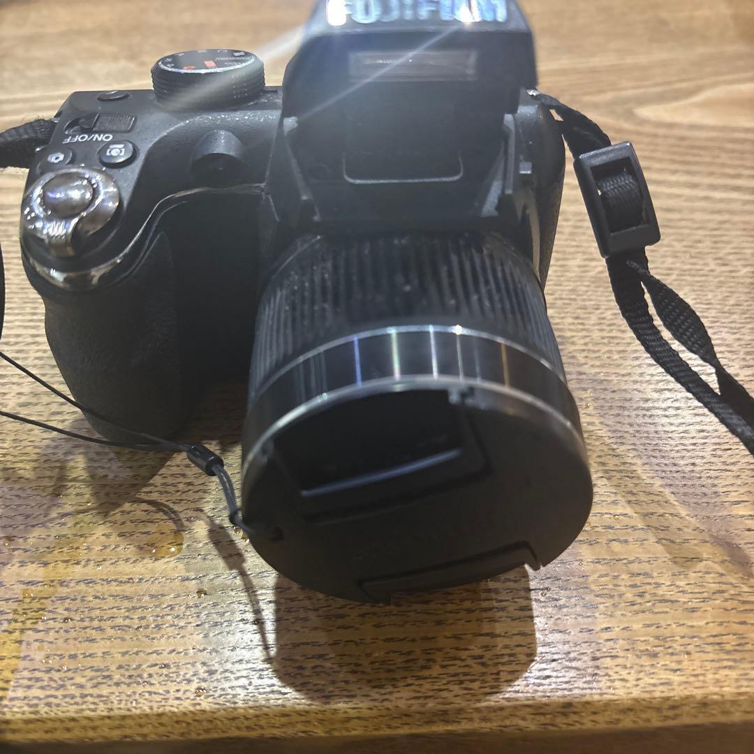 画像の製品は、富士フイルムのデジタルカメラFinePix S4000です。