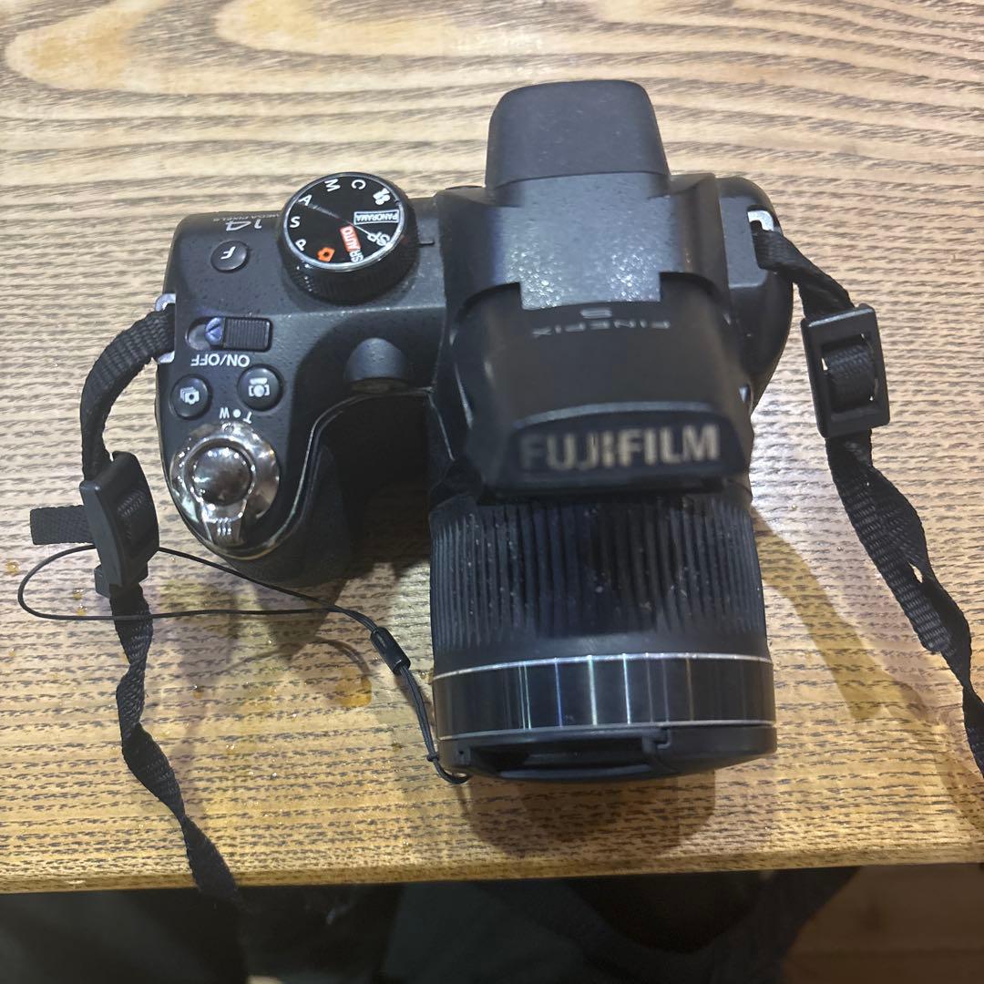 画像の製品は、富士フイルムのデジタルカメラFinePix S4000です。