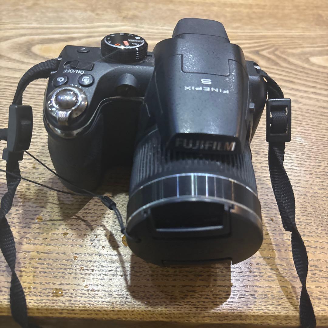 画像の製品は、富士フイルムのデジタルカメラFinePix S4000です。