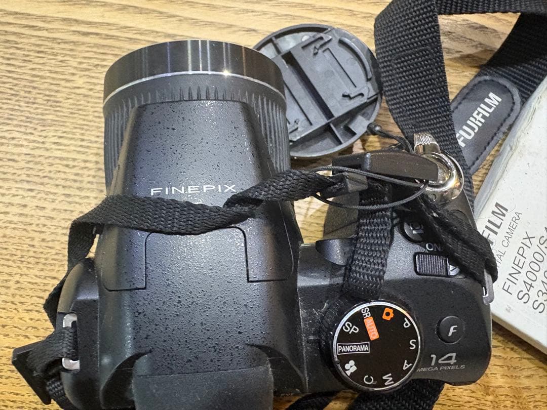 画像の製品は、富士フイルムのデジタルカメラFinePix S4000です。
