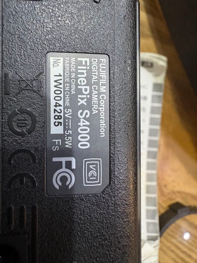 画像の製品は、富士フイルムのデジタルカメラFinePix S4000です。