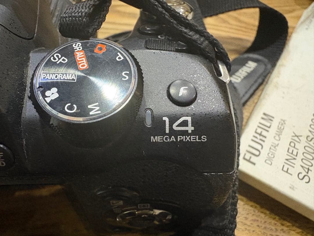 画像の製品は、富士フイルムのデジタルカメラFinePix S4000です。