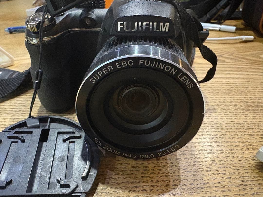 画像の製品は、富士フイルムのデジタルカメラFinePix S4000です。