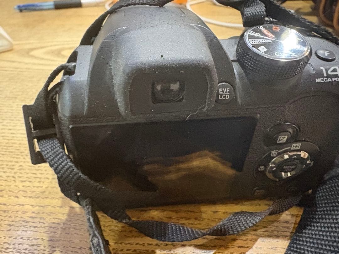 画像の製品は、富士フイルムのデジタルカメラFinePix S4000です。
