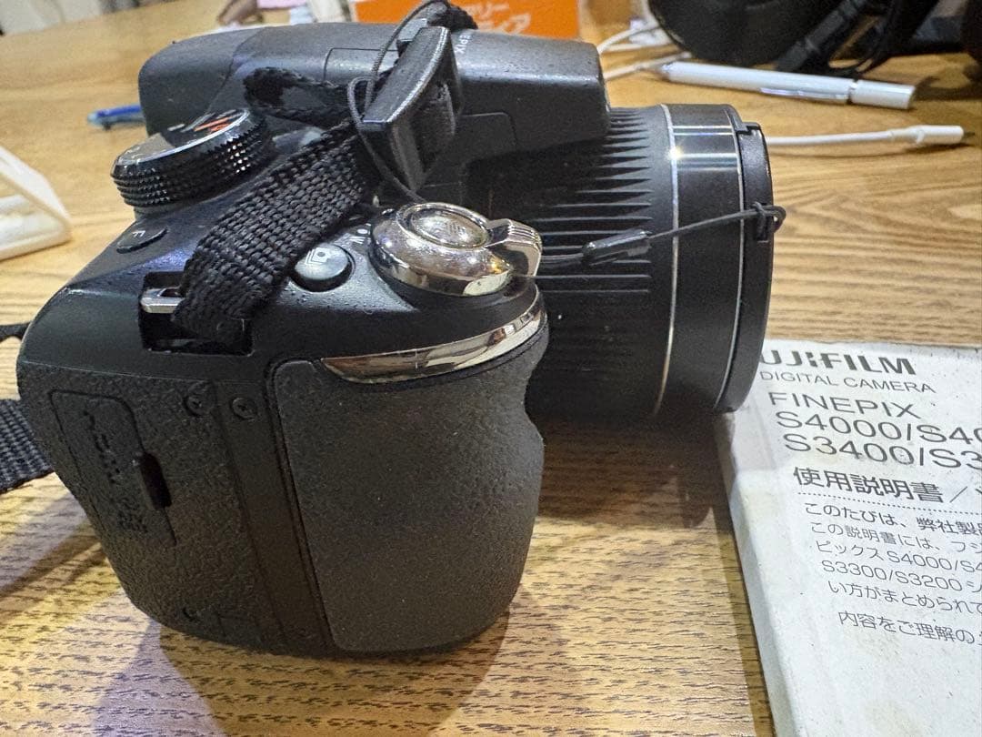 画像の製品は、富士フイルムのデジタルカメラFinePix S4000です。