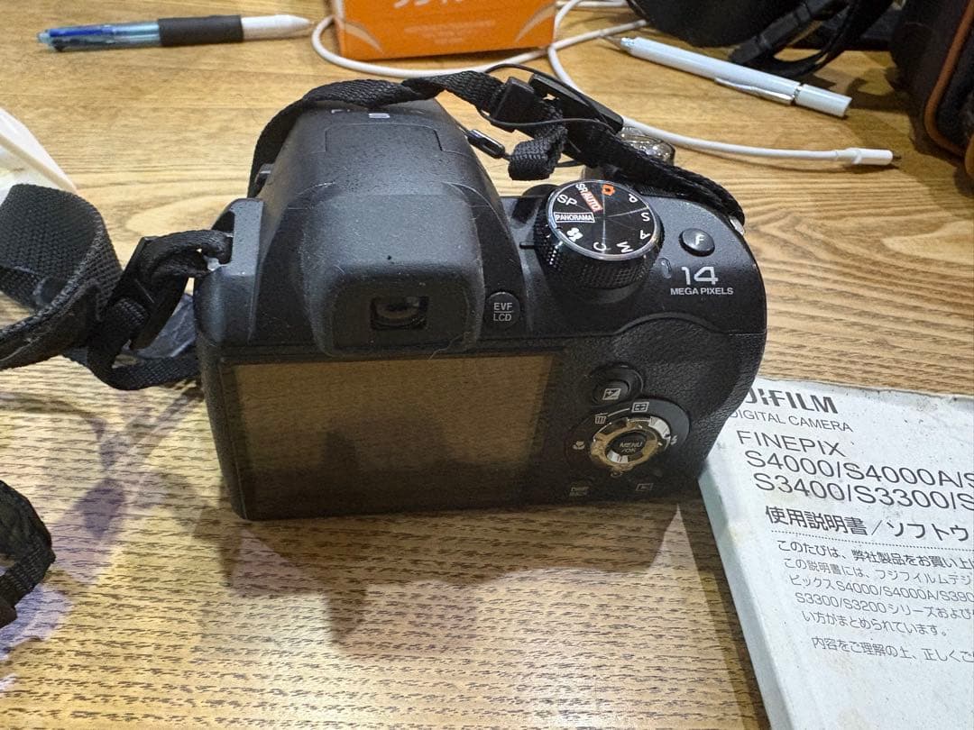 画像の製品は、富士フイルムのデジタルカメラFinePix S4000です。