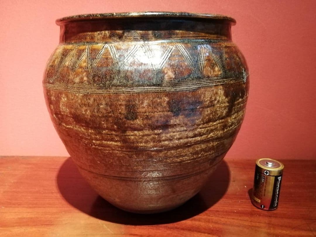 九州の民陶　鉄釉釘彫文様壺