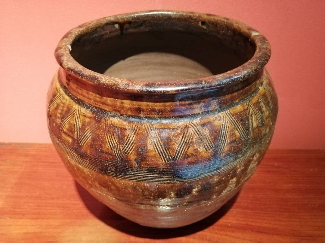 九州の民陶　鉄釉釘彫文様壺