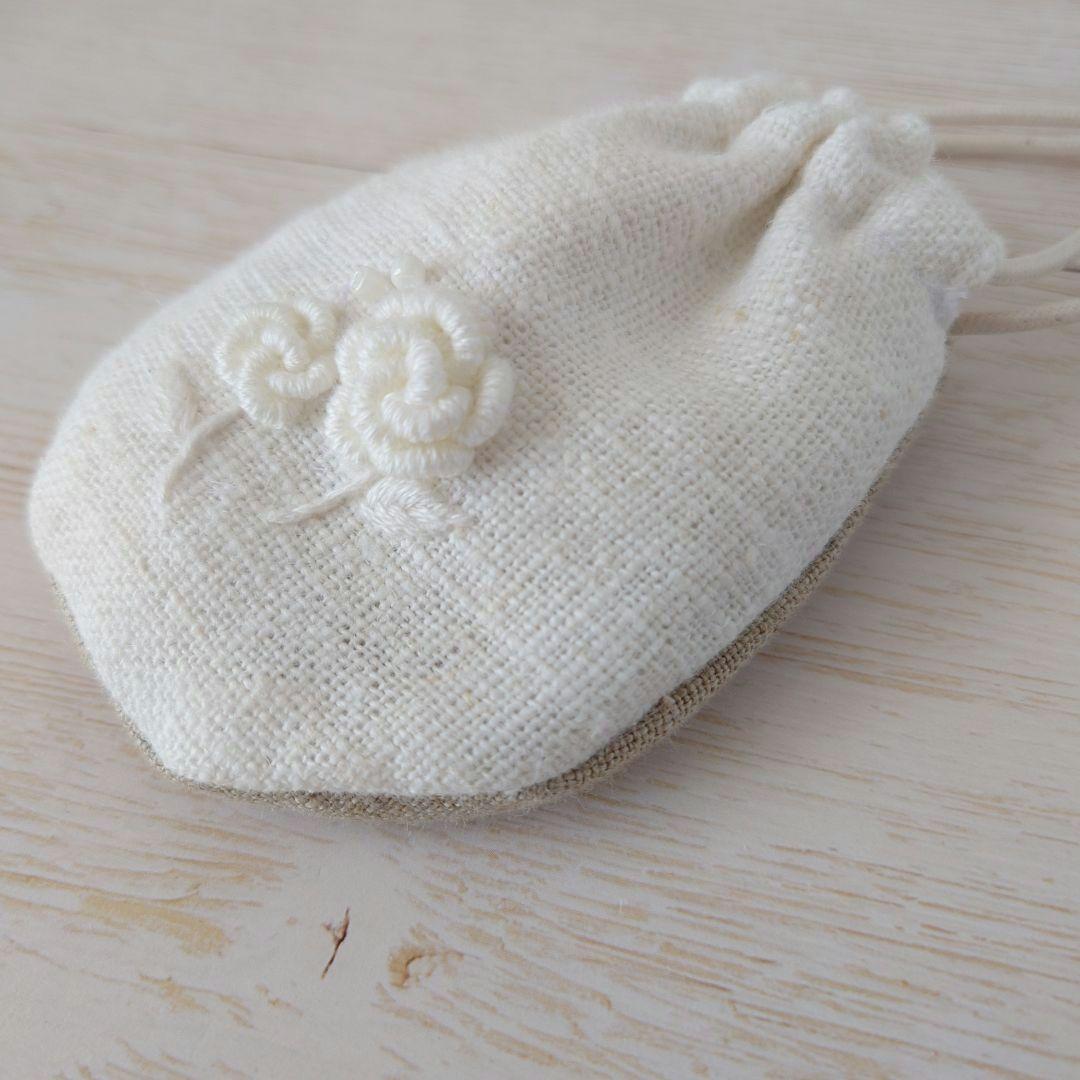 ちっちゃな巾着サシェ/詰替えタイプ【白糸刺繍ローズ】