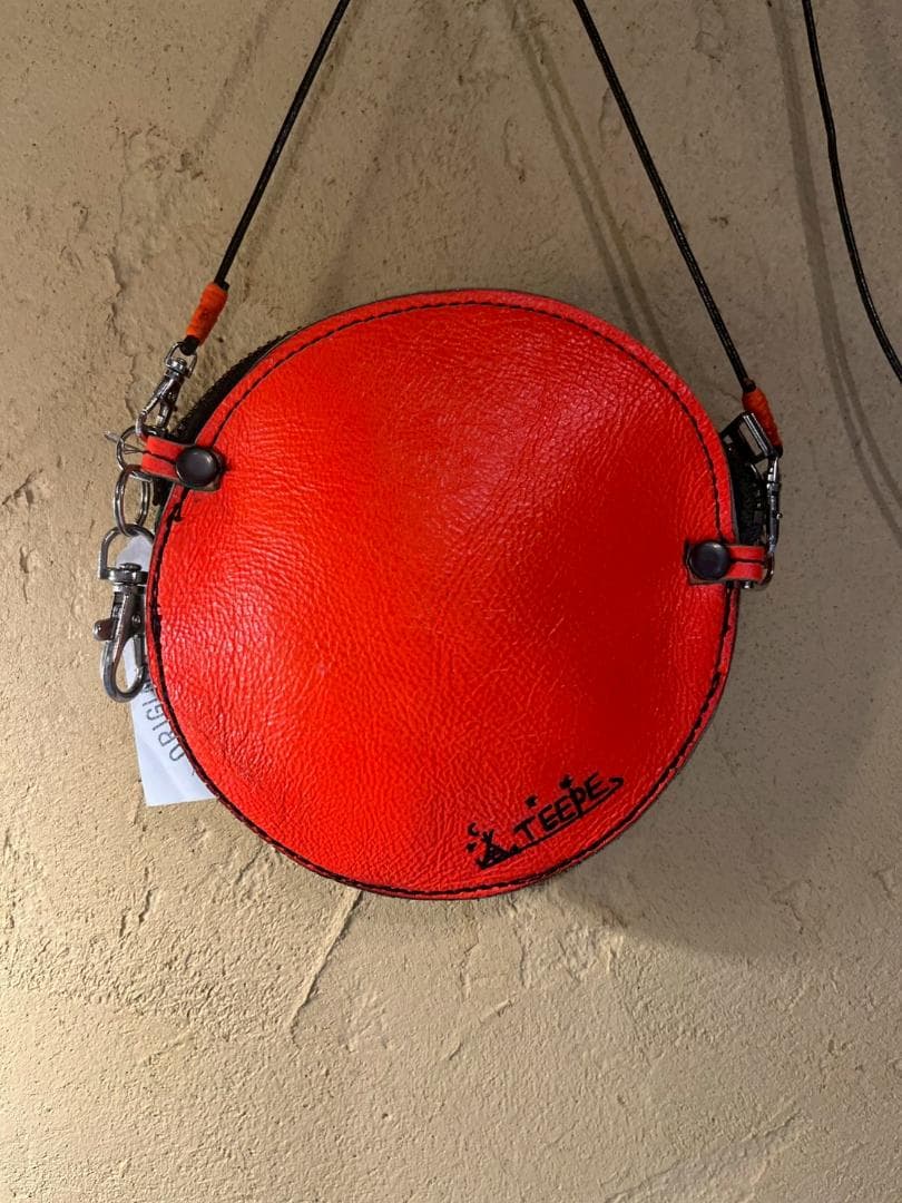 G-1.本革 福笑デザイン 丸型ショルダーポーチ｜取り外しストラップ付き