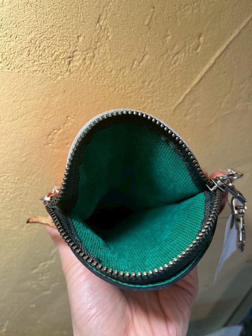 G-1.本革 福笑デザイン 丸型ショルダーポーチ｜取り外しストラップ付き