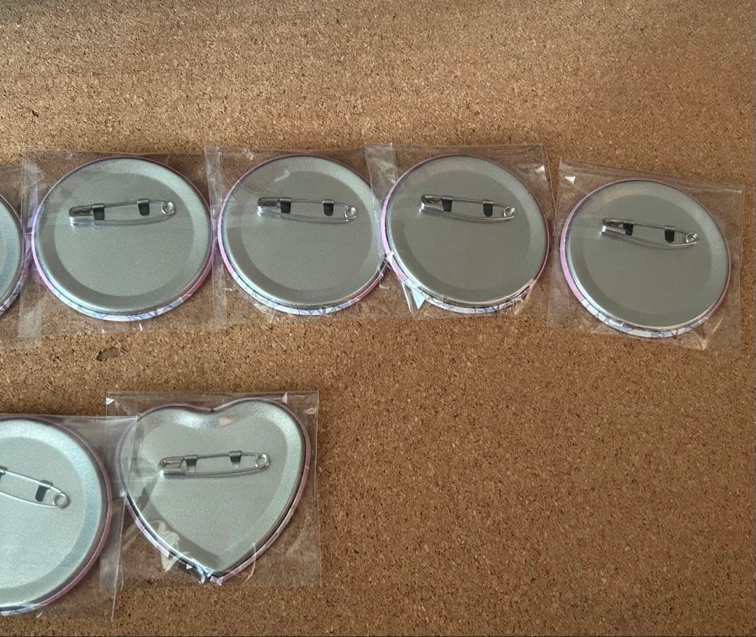 いれいす　缶バッジ　りうら　初兎　ないこ