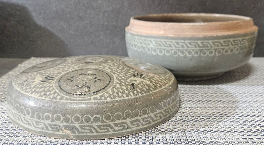 半島古美術　半島古陶磁　高麗青磁象嵌　丸紋に花　鶴図　蓋物　合子　径16.4cm