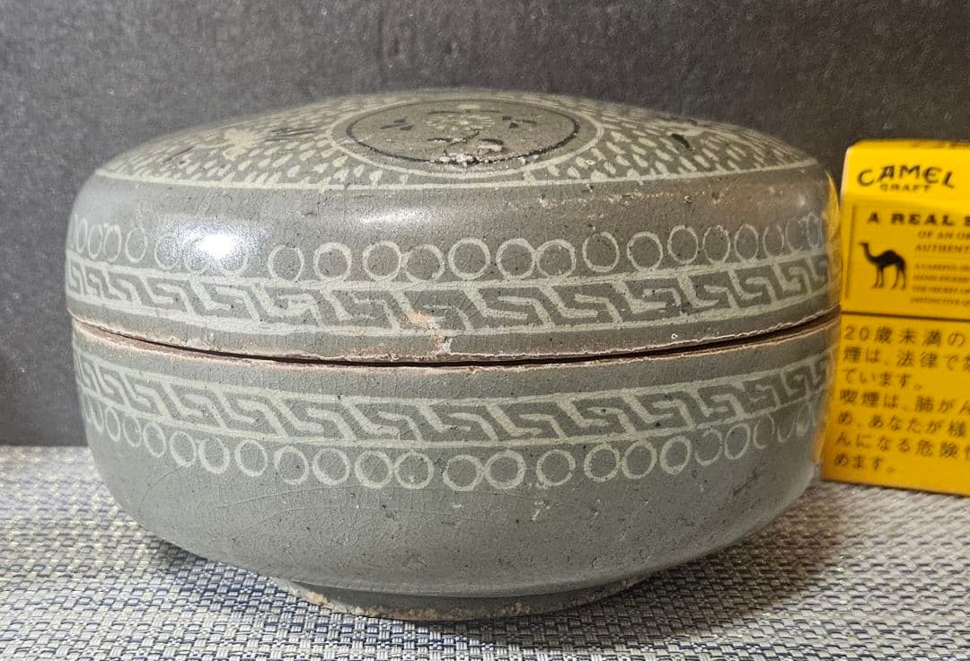 半島古美術　半島古陶磁　高麗青磁象嵌　丸紋に花　鶴図　蓋物　合子　径16.4cm