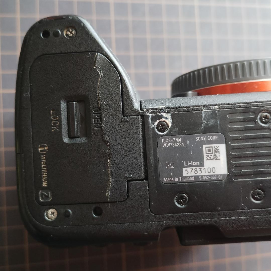 【短期】【ジャンク品：電源投入可】SONY α7 IV、純正バッテリー3個付き
