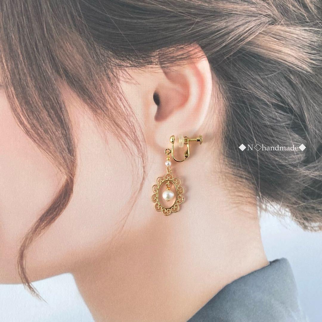 レースオーバルゴールドチャームと淡水パールのイヤリング ピアス