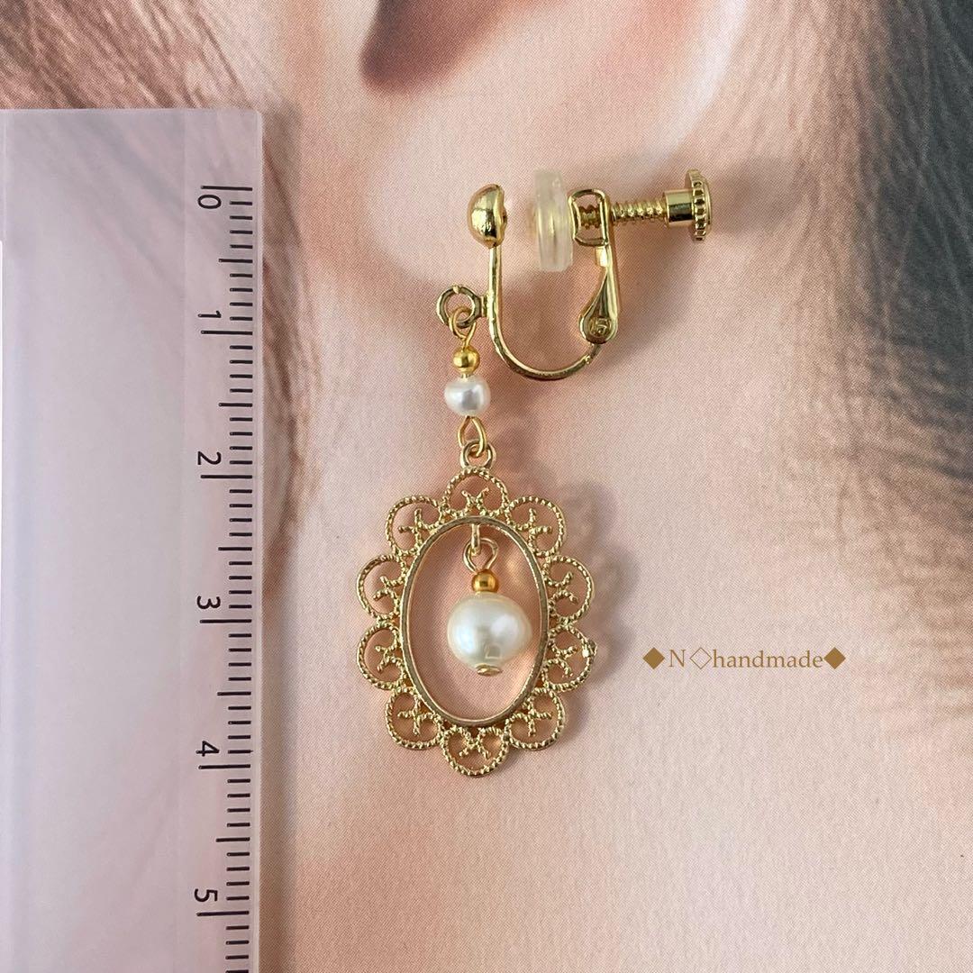 レースオーバルゴールドチャームと淡水パールのイヤリング ピアス