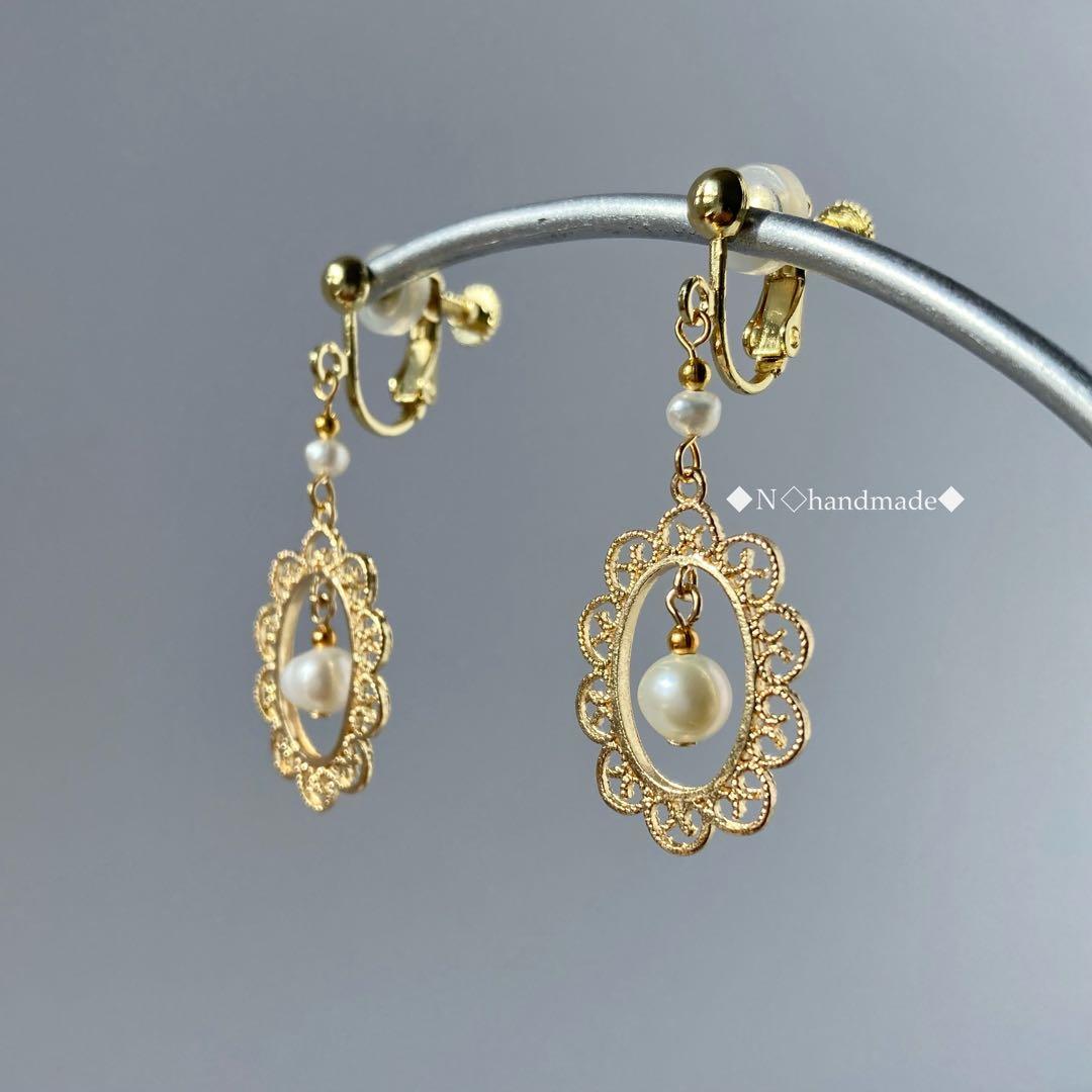 レースオーバルゴールドチャームと淡水パールのイヤリング ピアス