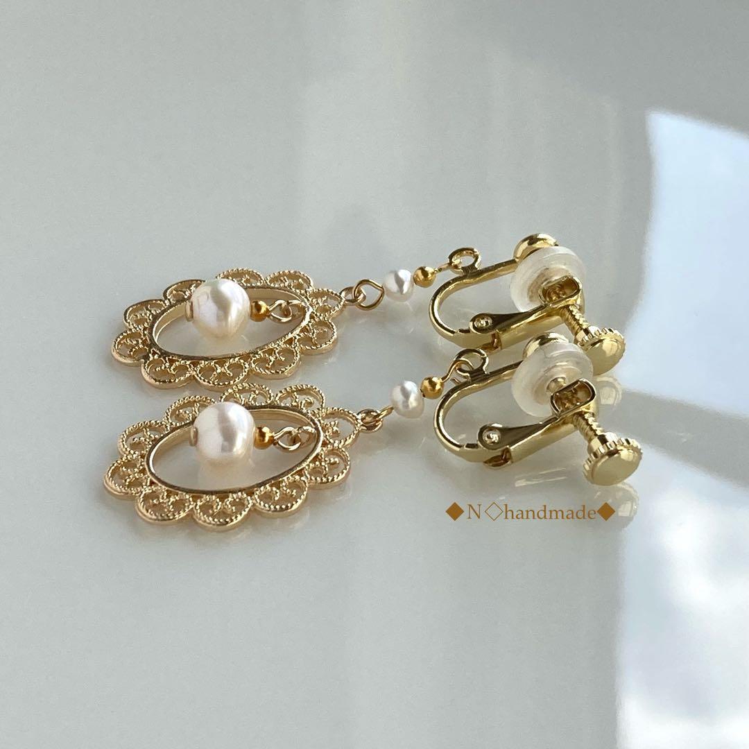 レースオーバルゴールドチャームと淡水パールのイヤリング ピアス