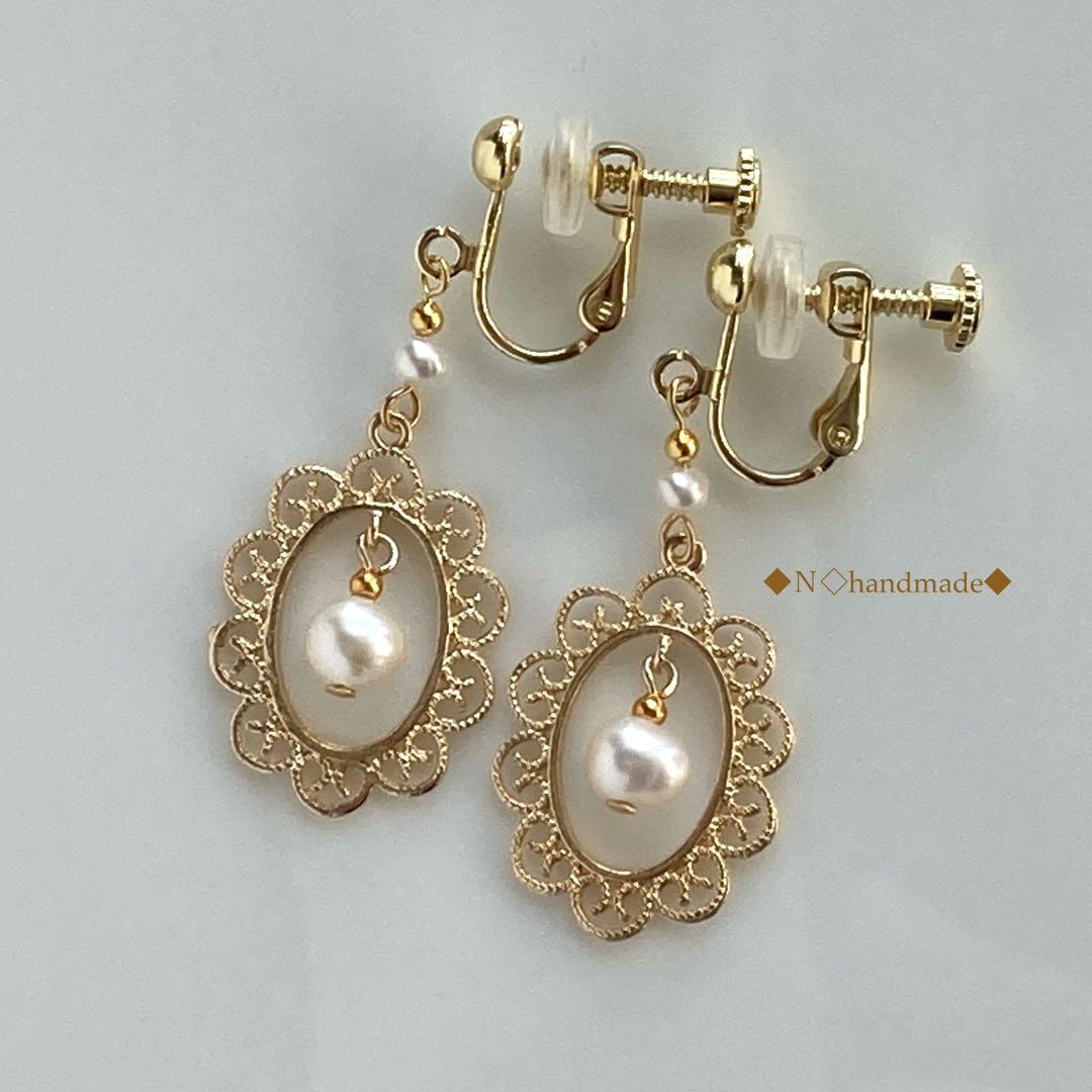 レースオーバルゴールドチャームと淡水パールのイヤリング ピアス
