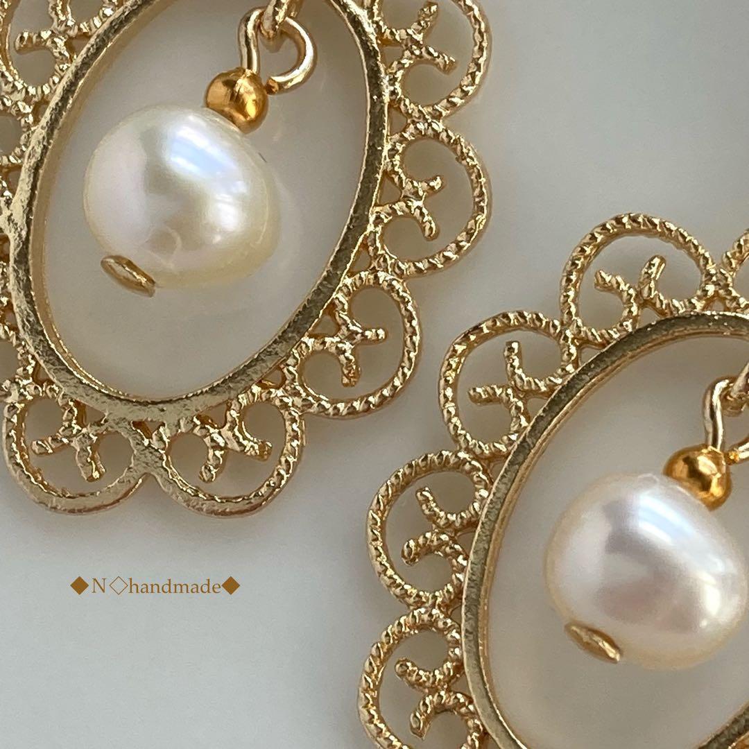 レースオーバルゴールドチャームと淡水パールのイヤリング ピアス