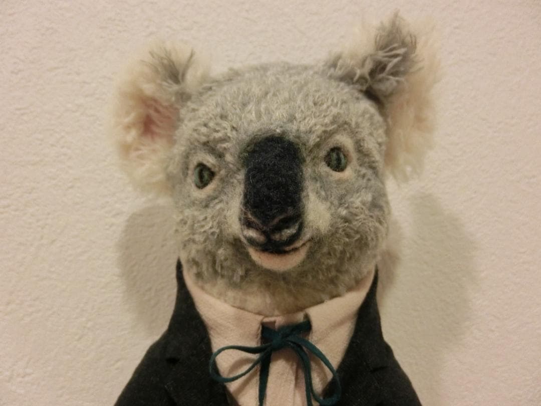 美品　一点物　羊毛フェルト作品　スーツのコアラの人形　羊毛倉庫