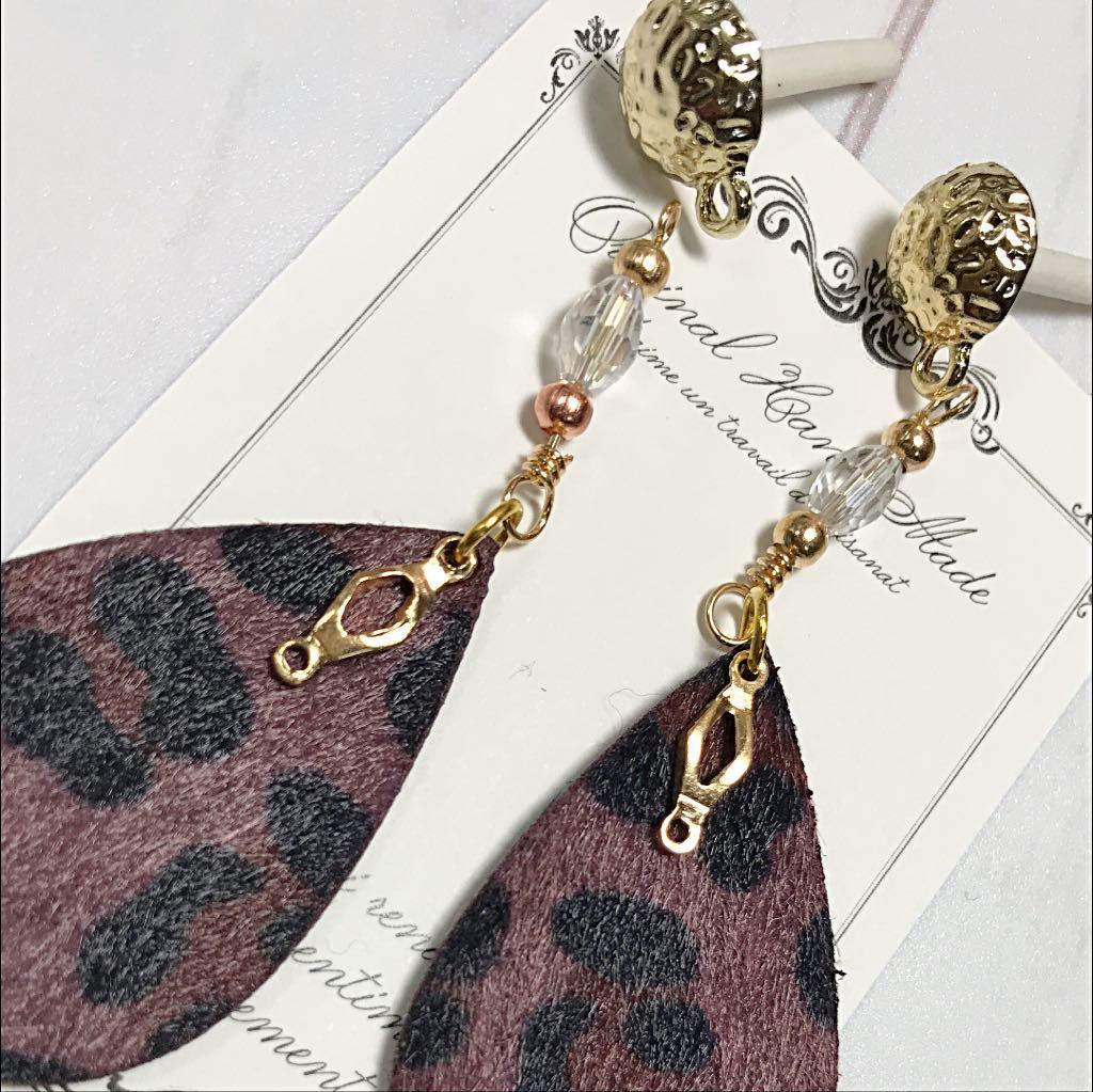 524  ヒョウ柄しずくとゴールドチェーンのピアス