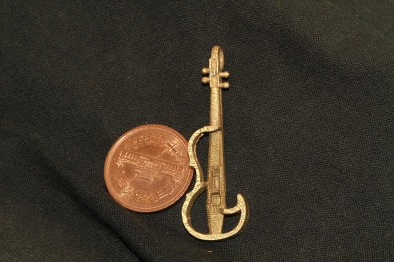 音楽の調べ - ブラス製楽器型ネックレス