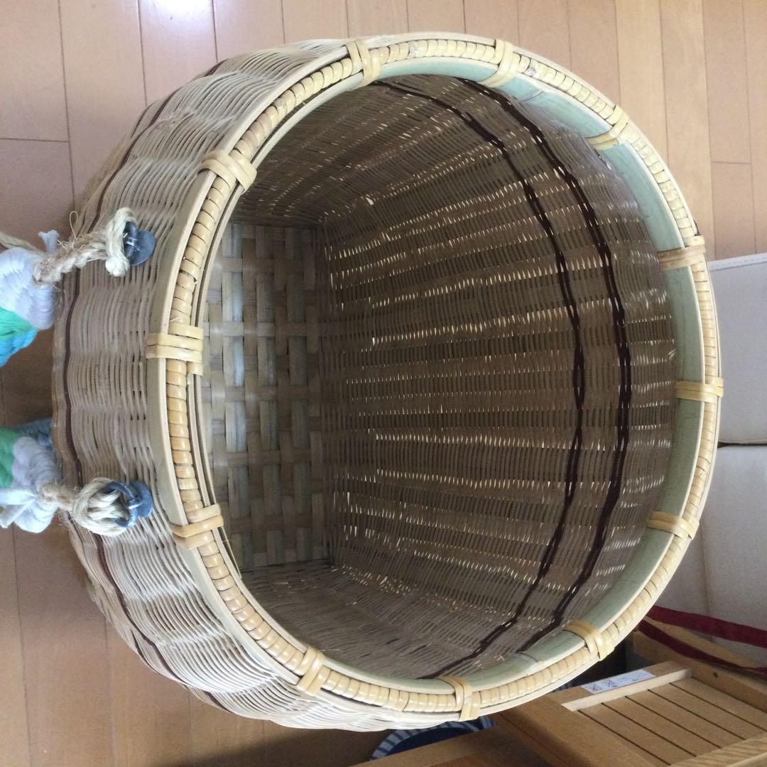 竹製の背負子です。　新品ではありませんが蔵に収納していた物で未使用品です。