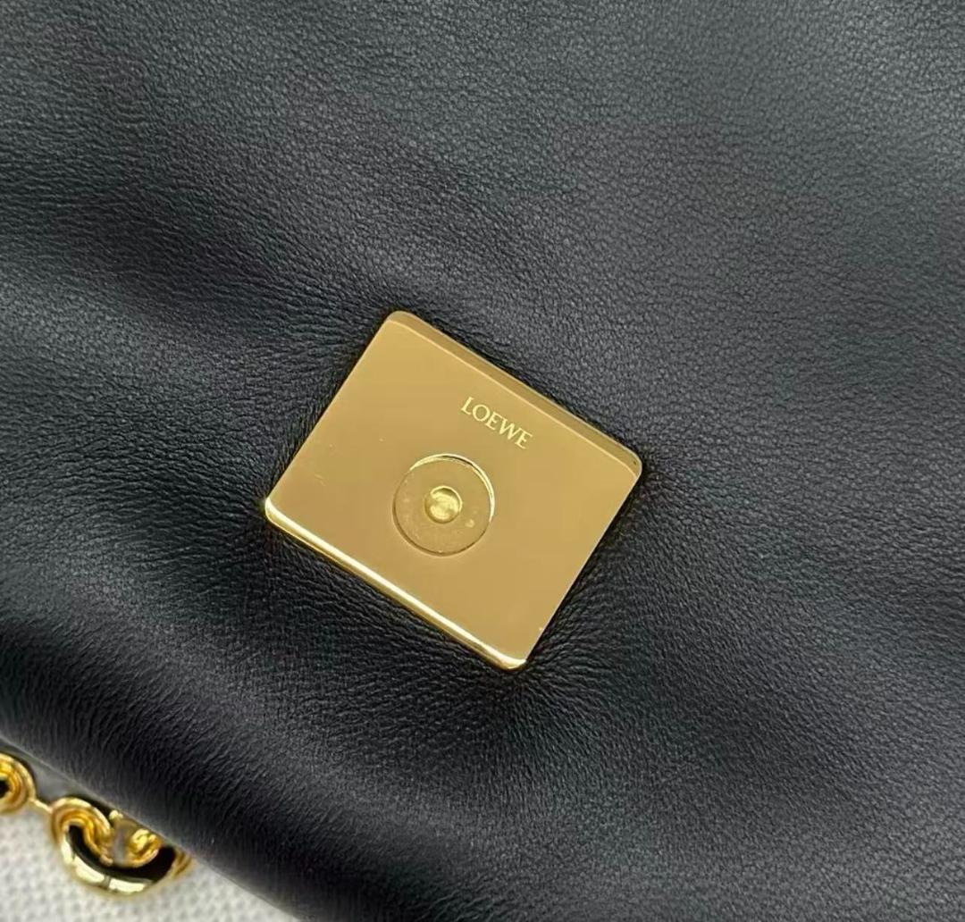LOEWE黒いキルティングデザインバッグ