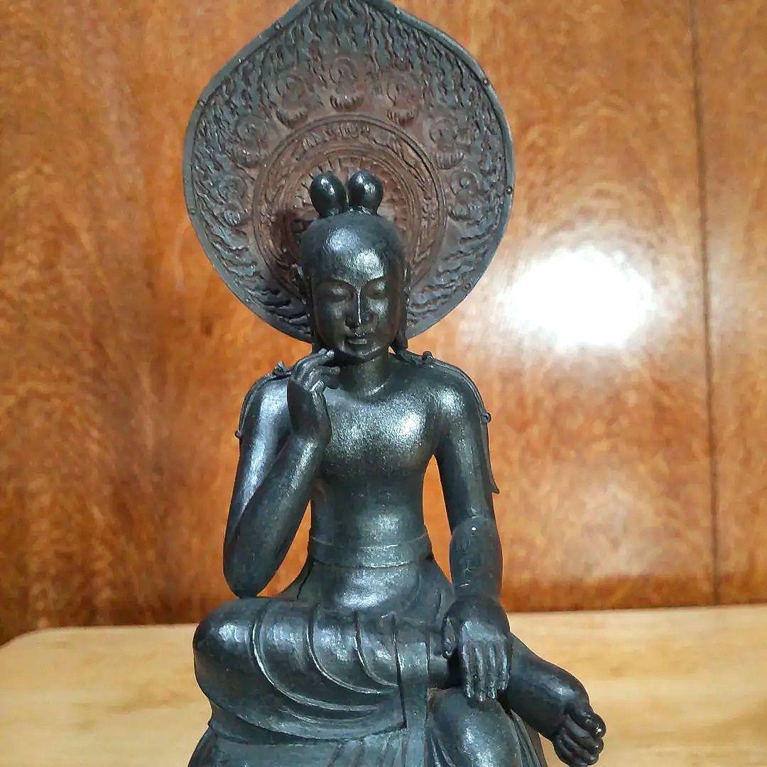 TanaCocoroイムス掌 菩薩半跏像 「世界の三大微笑と称えられる像」