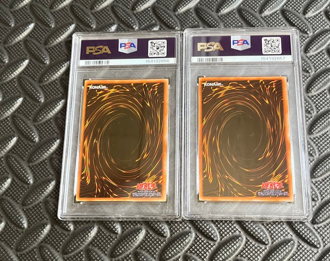 や*つ様 【PSA8・7】遊戯王 初期 青眼の白龍 真紅眼の黒竜 2枚セット