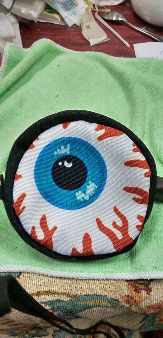 mishka（ミシカ）目デザインの円形ポーチ