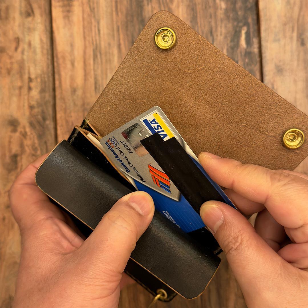 昭南本ヌメ 丘染めブラック茶芯 ・ショートトラッカーウォレット｜真鍮金具