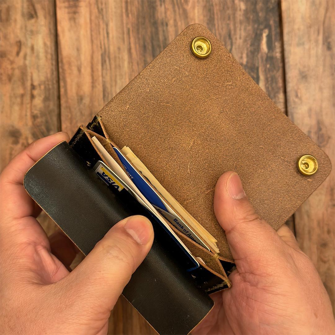 昭南本ヌメ 丘染めブラック茶芯 ・ショートトラッカーウォレット｜真鍮金具