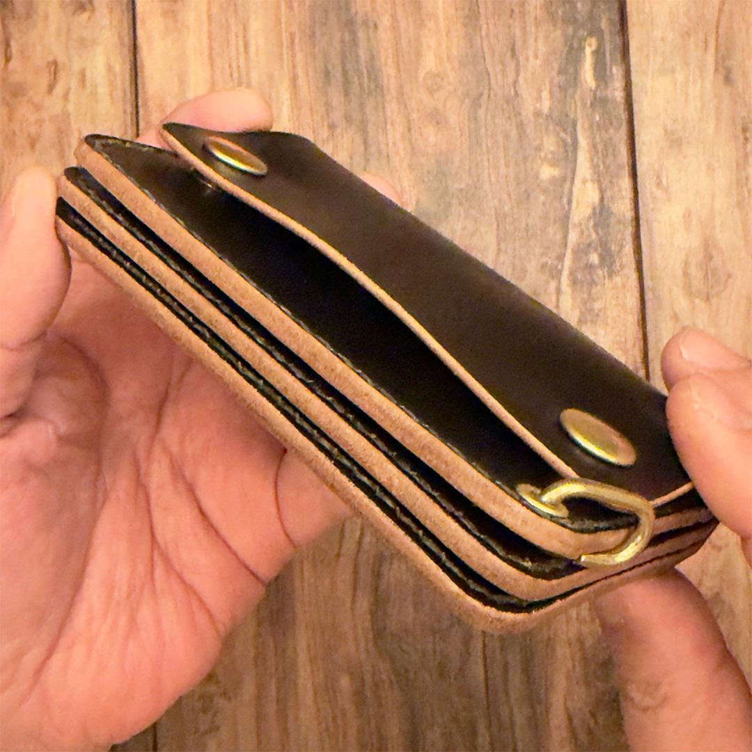 昭南本ヌメ 丘染めブラック茶芯 ・ショートトラッカーウォレット｜真鍮金具