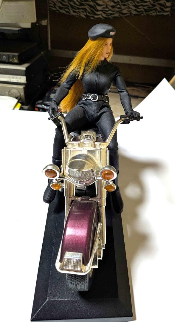 クールガールバイク型目覚まし時計のコラボです。