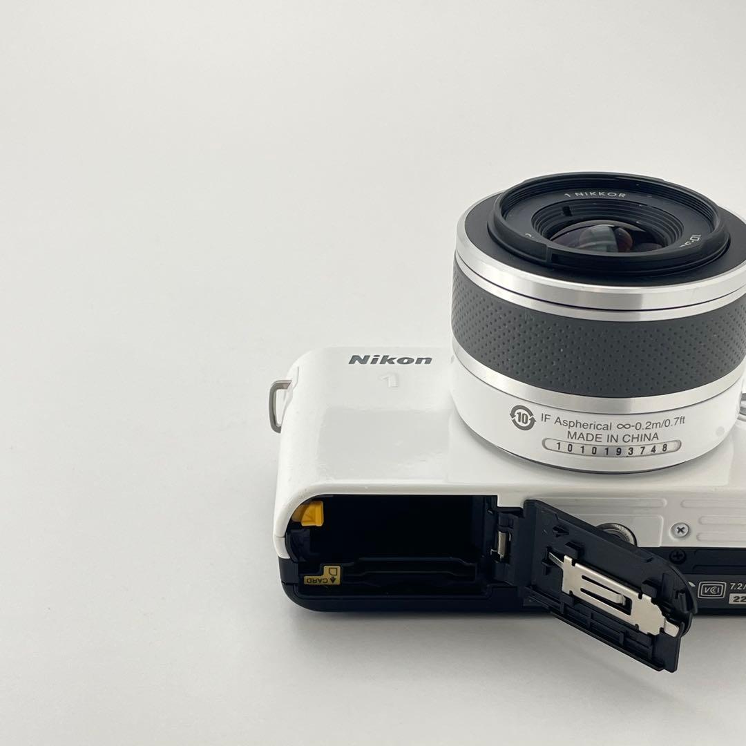 【極上美品・返品保証】Nikon1 J1 ホワイト 標準ズームレンズキット