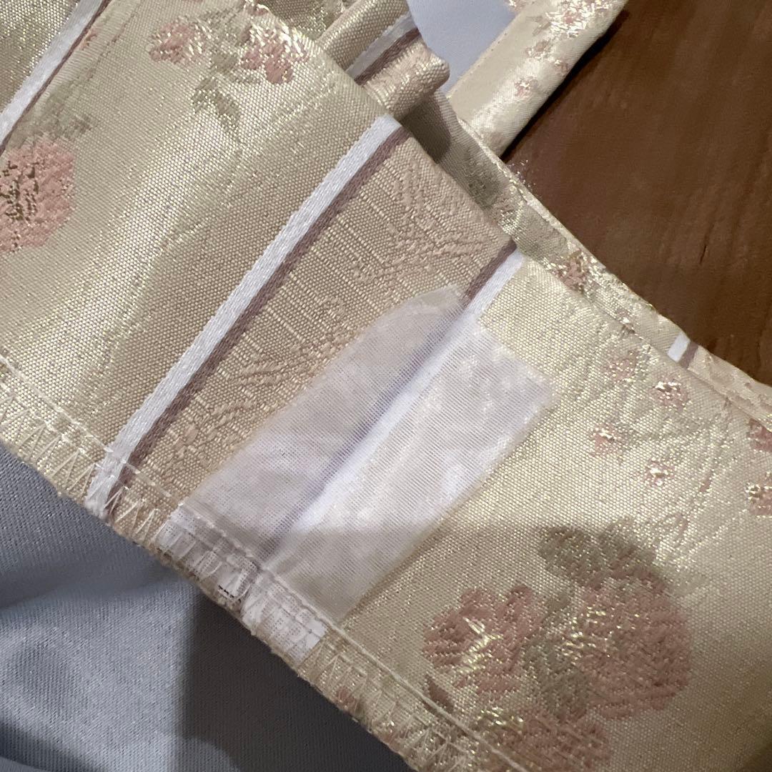 ユニベール　日本製　上品なお花柄の光沢カーテン　2枚組　クリーム色　遮光形状記憶