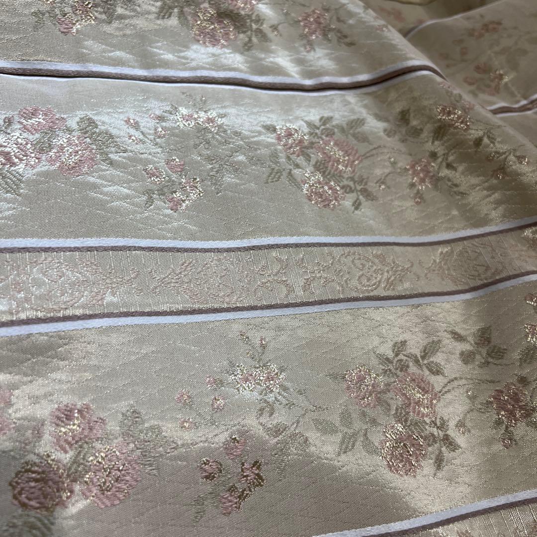 ユニベール　日本製　上品なお花柄の光沢カーテン　2枚組　クリーム色　遮光形状記憶