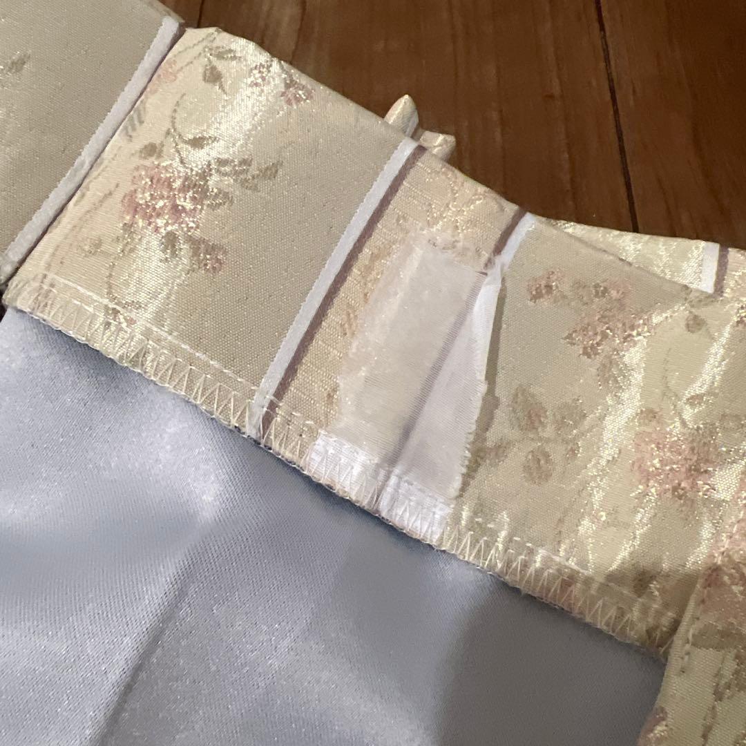 ユニベール　日本製　上品なお花柄の光沢カーテン　2枚組　クリーム色　遮光形状記憶