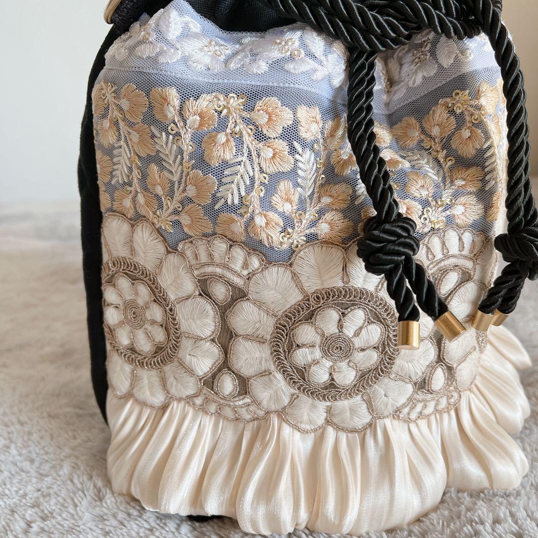 インド刺繍リボン　巾着ショルダーバッグ　アイボリー・ブラック2点