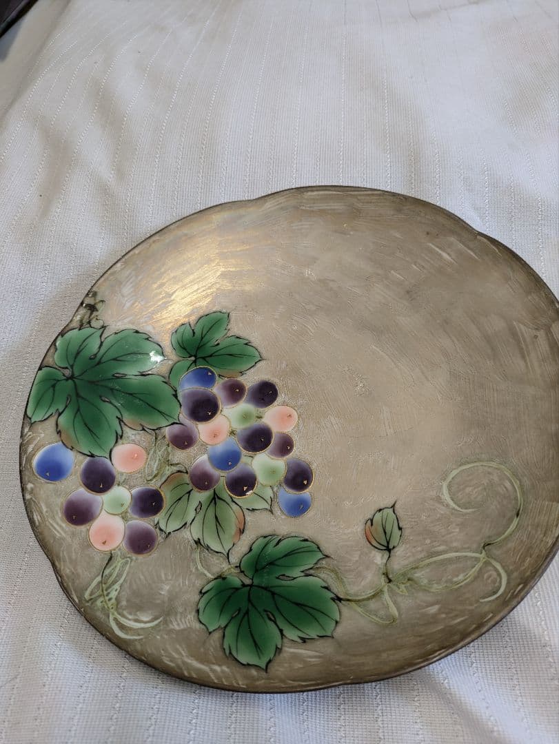 金彩のぶどう装飾の陶器皿