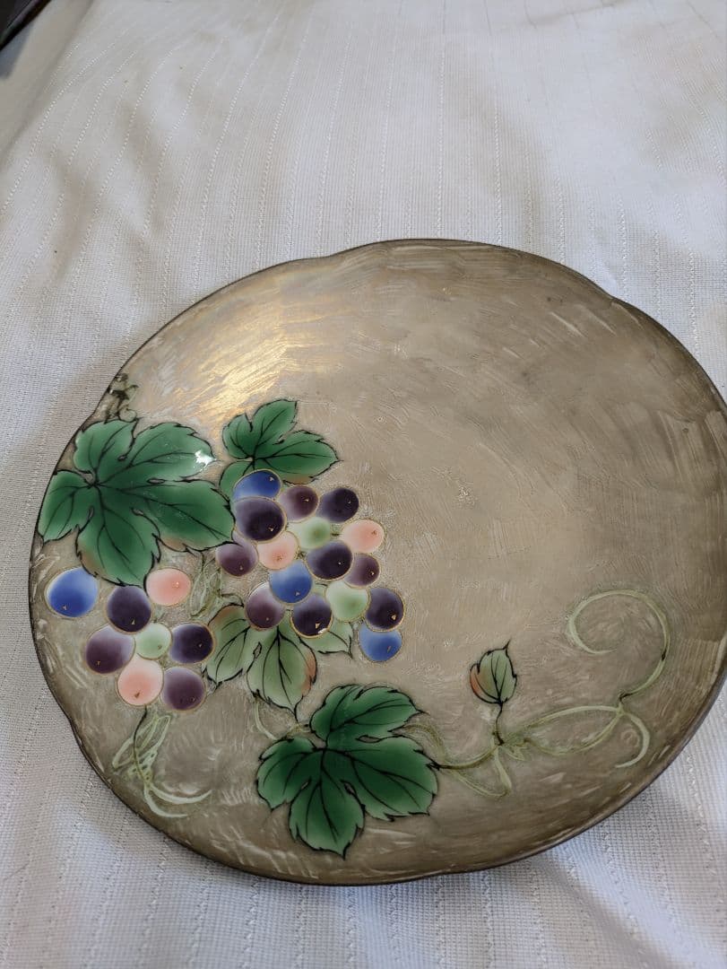 金彩のぶどう装飾の陶器皿