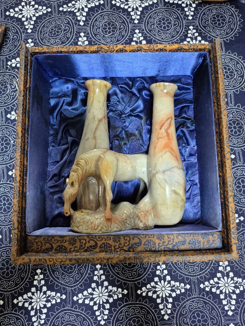 馬の彫刻付き 花瓶 中国　美術　工芸品　天然石　化粧箱付き
