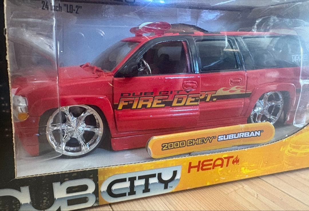 ミニカー 2000 CHEVY SUBURBAN
