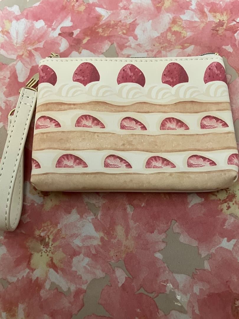 【新品】ストロベリーケーキデザインポーチ外側定期入れとしてもお使い頂けます
