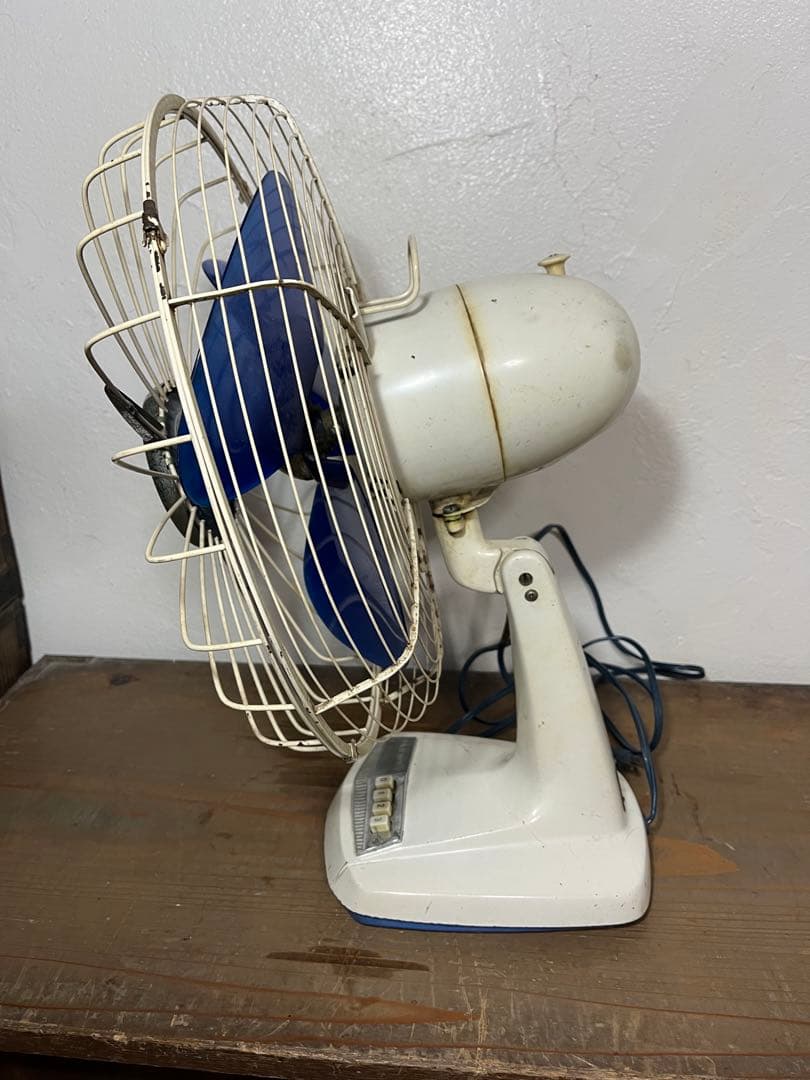 青い3枚羽根スタンド扇風機