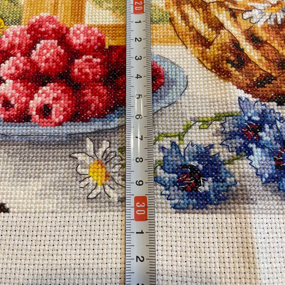 【クロスステッチ完成品】マーガレットバスケットとラズベリー